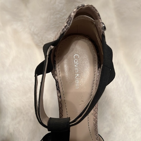 🖤PRICE DROP🖤Calvin Klein Black 5 inch Wedge WORN ONCE/ EXCELLENT CONDITION🖤🖤 - Picture 6 of 7